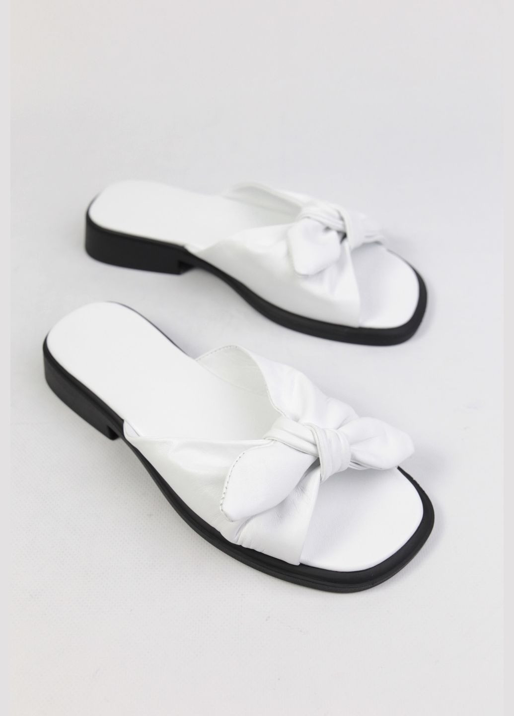 Белые шлепанци Benito