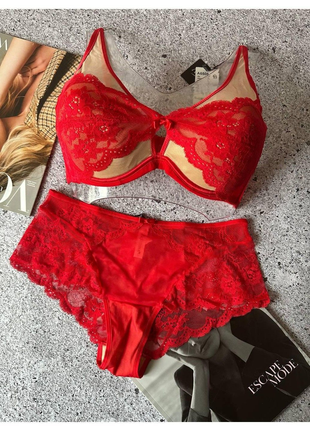 Червоний мереживний комплект із бюстгальтером на тонкому поролоні червоний Acousma