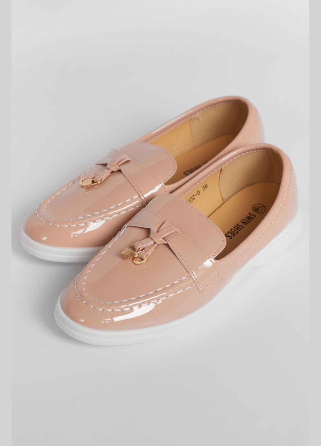 Туфли-лоферы женские светло-розового цвета Let's Shop с цепочками
