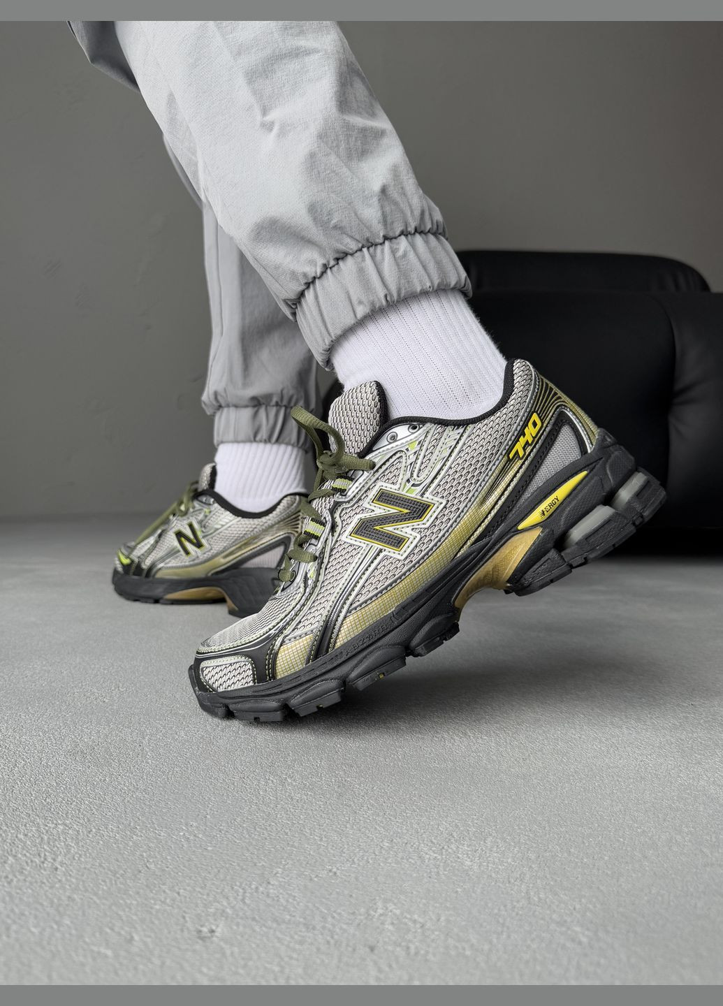 Серебряные демисезонные кроссовки мужские new balance 740 silver yellow black | нью беланс 740 серебряные No Brand