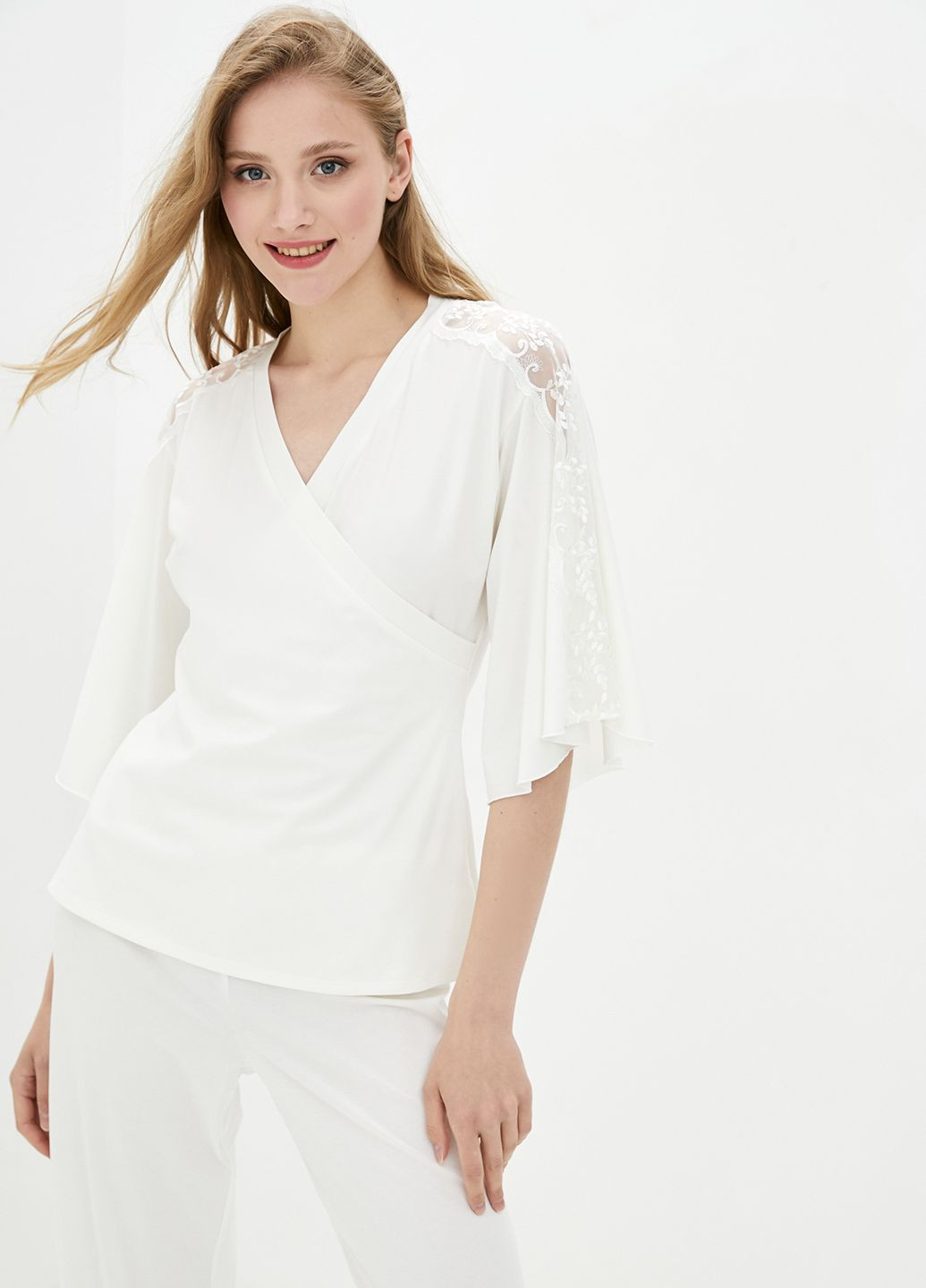Біла всесезон піжама жіноча білого кольору з мереживом на рукавах. ORA