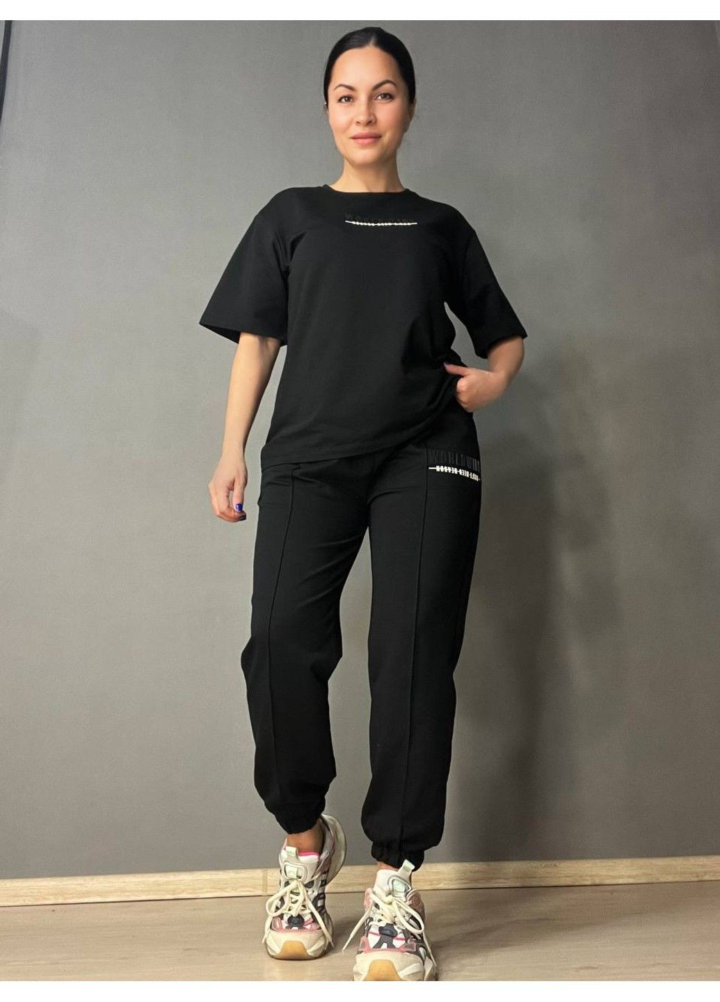 Костюм женский 101216 оверсайз футболка с джогерами со швом и надписью черный CAPPITONE (329039760)