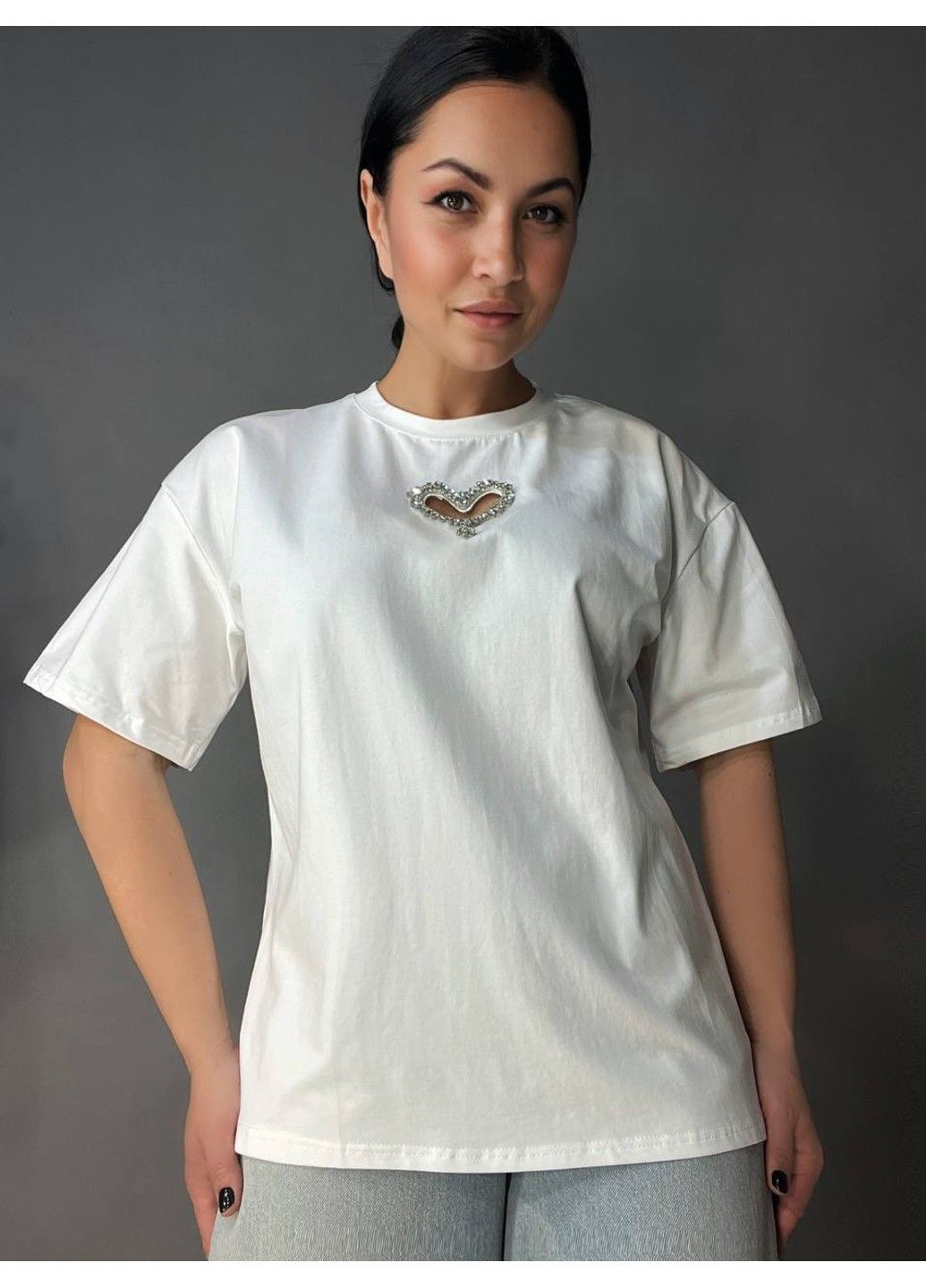Футболка жіноча A-N 27009 оверсайз з вирізом у формі серця з камінням No Brand - (333559259)