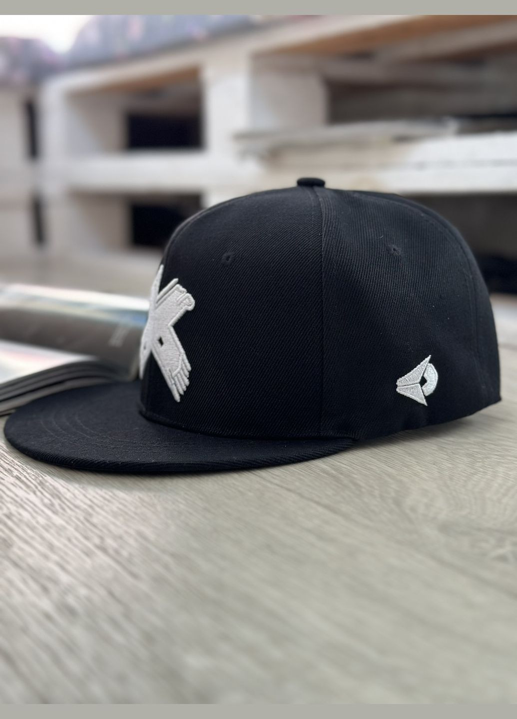 Кепка снепбек (Snapback) з хрестиком Чорний з білим 56-61р (9057) No Brand (294205921)