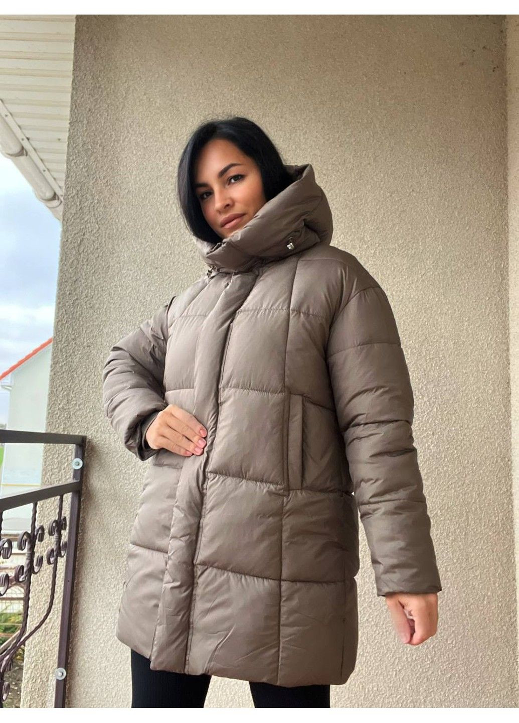 Коричнева демісезонна куртка жіноча 9045 довга стегана з капюшоном пальто коричнева Lady yep