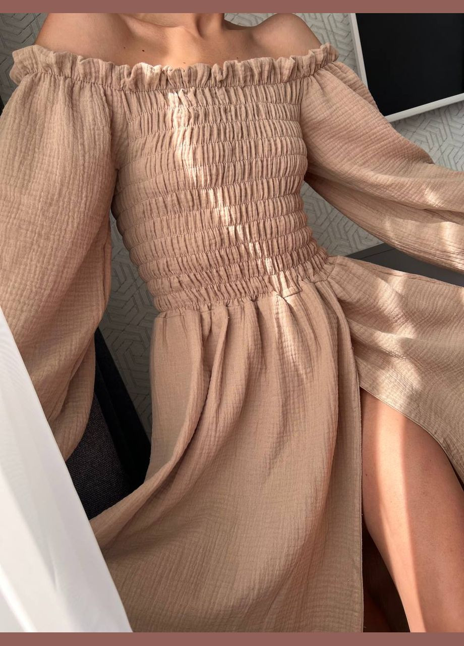 Бежевое муслиновое однотонное бежевое платье с эффектным разрезом No Brand однотонное