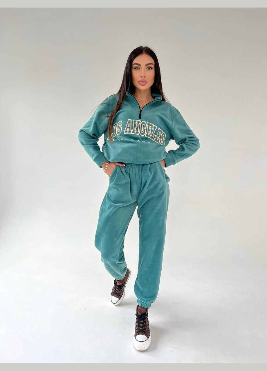 Дуже крутий жіночий костюм з трендовим надписом Adelante (316649532)