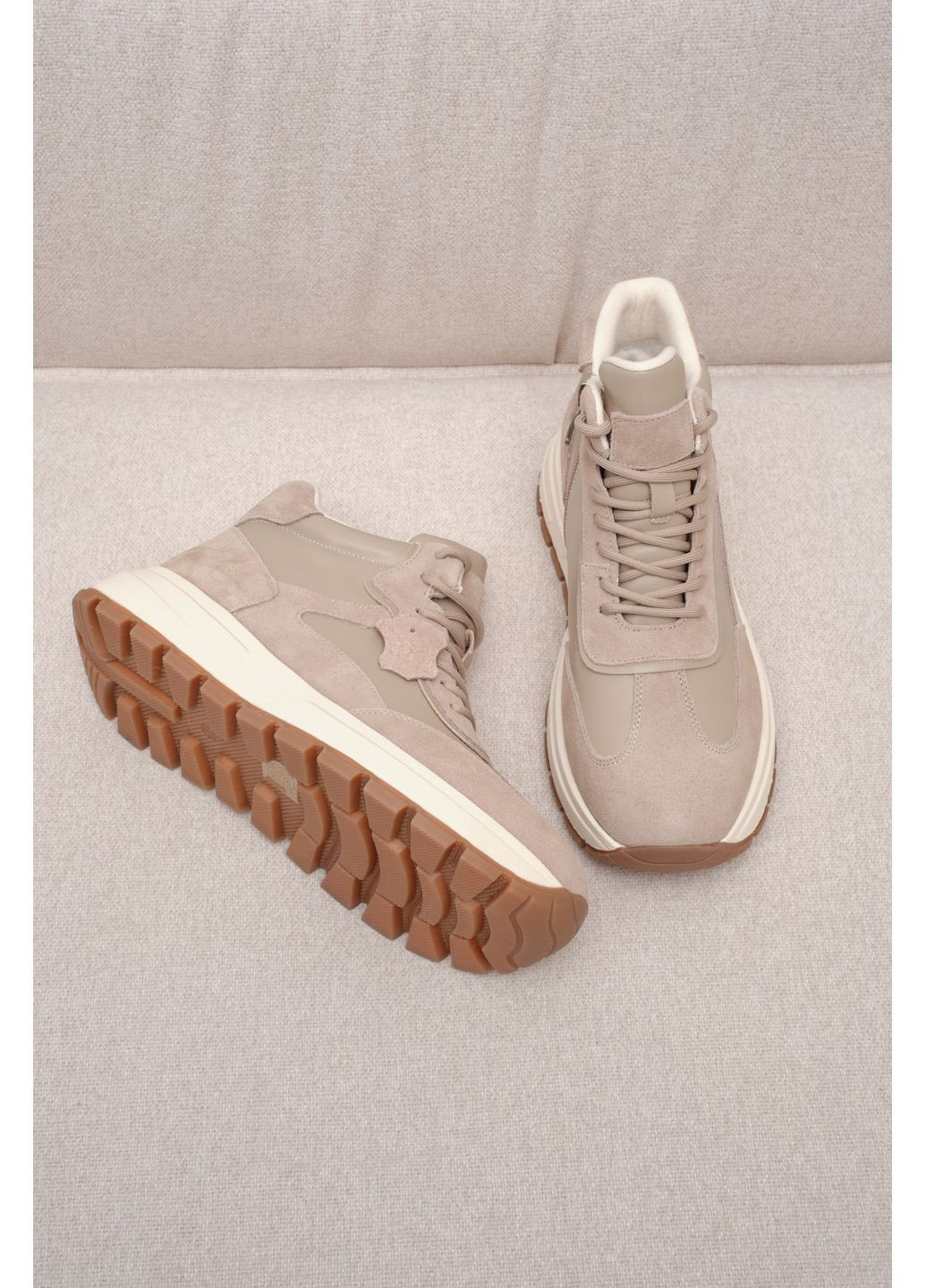 Высокие зимние кроссовки из светлой замши с кожаными вставками и боковой змейкой, стильная женская обувь PL PS светло-бежевые зима (364180182)