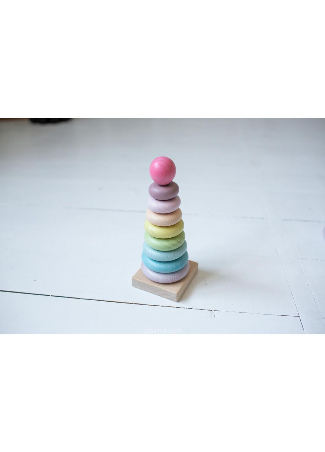 Пірамідка класична дерев'яна дитяча екопродукт різнокольорова логічна іграшка для малюків 8.5х21см HM furnitura (365248566)