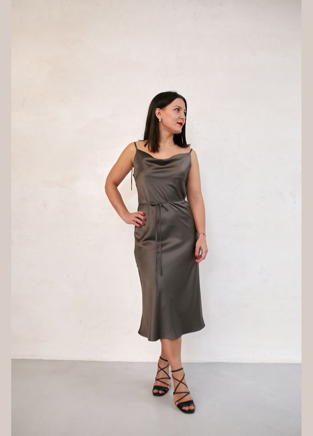 Сіро-коричнева коктейльна шовкова сукня на зав'язках довжина міді сукня-комбінація Fayna