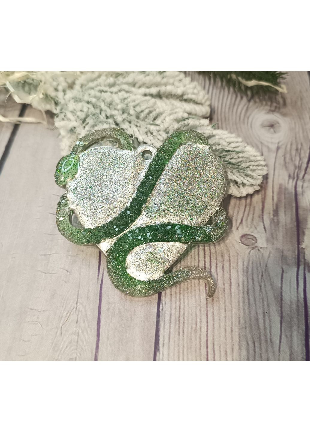 Новорічна іграшка з епоксидної смоли ручної роботи Змія серце обіймає Hand Made (365722499)