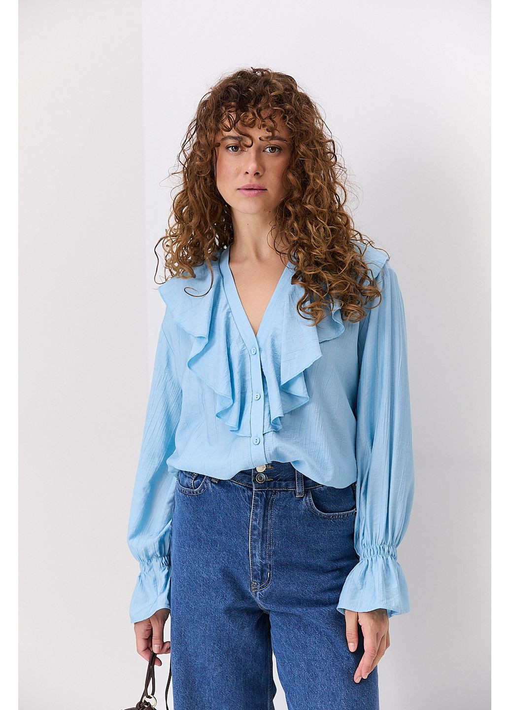 Голубая блуза с отложным воротником голубая с нажатым эффектом Arjen