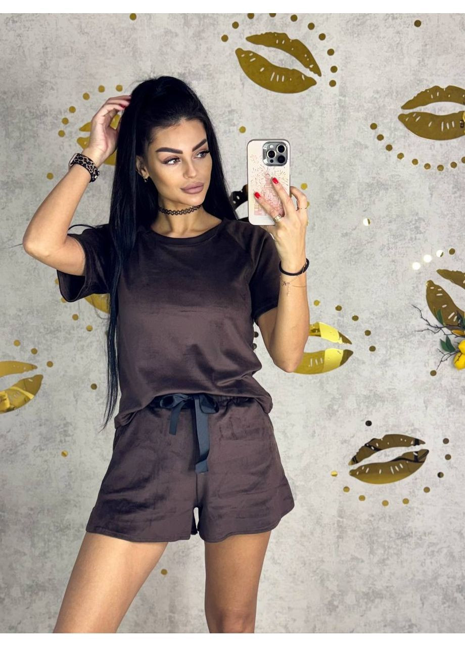 Коричневая всесезон пижама женская велюровая футболка + шорты Style Point