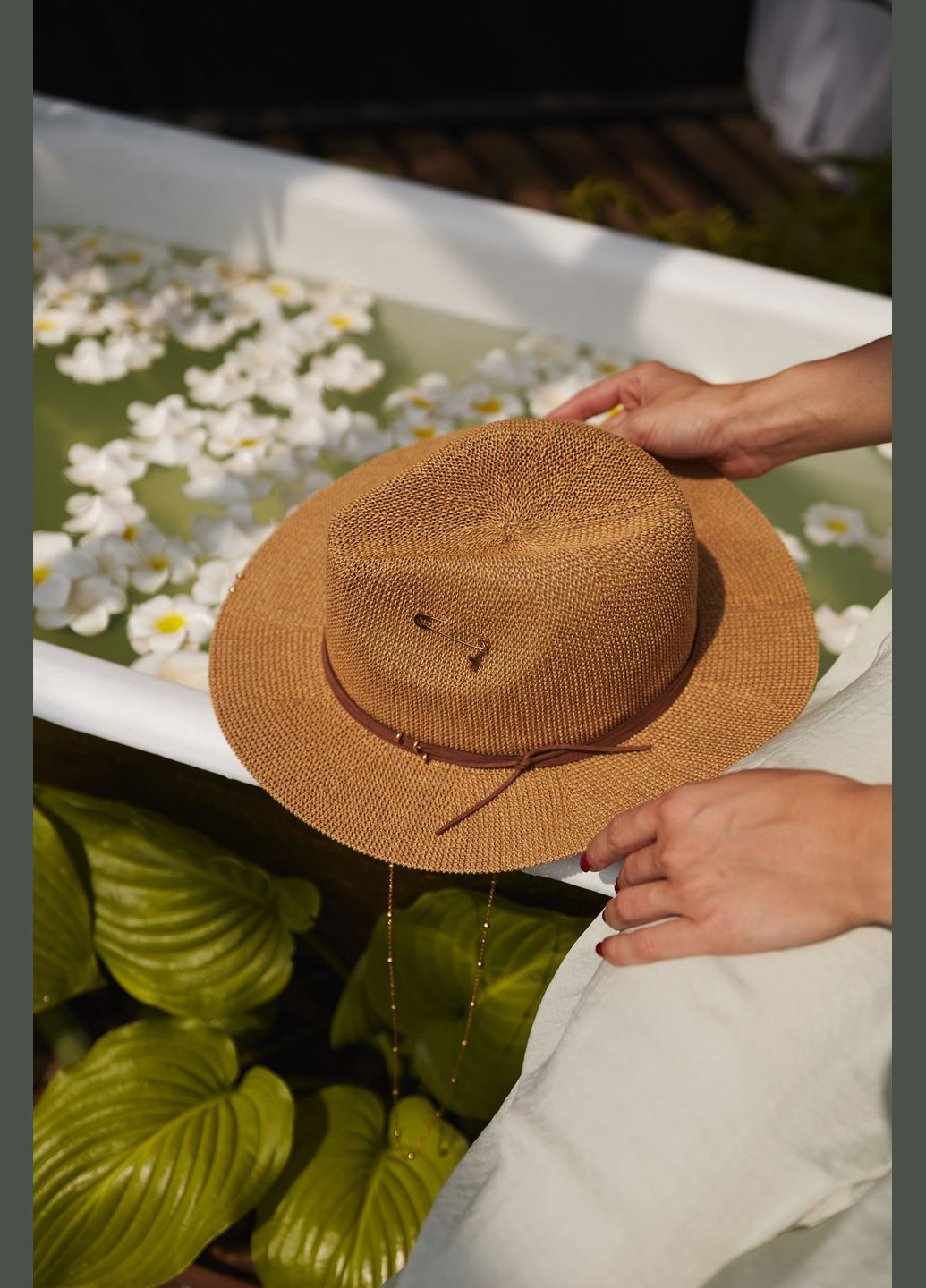 Летняя плетеная шляпа с золотым декором и цепочкой TENERIFE белая No Brand (342100120)