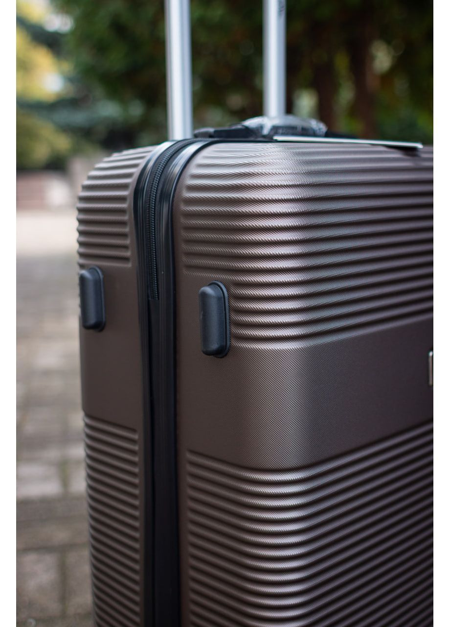 Чемодан пластиковый средний M размер, цвет черный Wings 5398 (365715897)