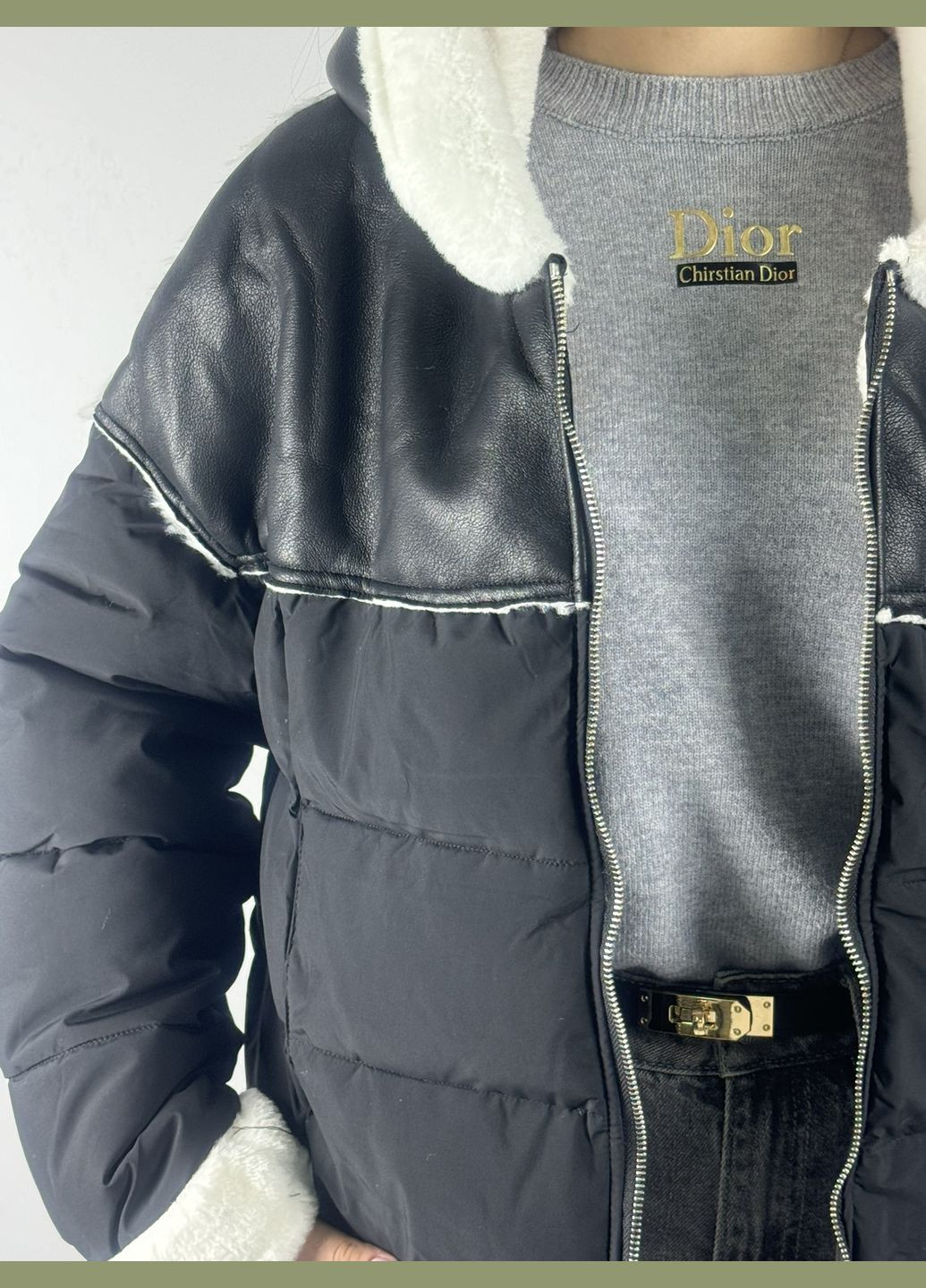 Чорна куртка жіноча, чорного кольору, комбинована еко шкіра з курточкою тканиною, укорочена, з капюшоном, відділка білим хутром Lady yep