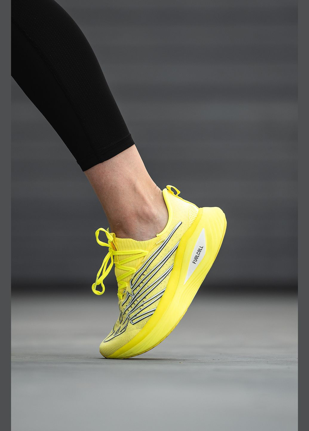 Желтые демисезонные кроссовки женские New Balance Fuel Cell SuperComp v3