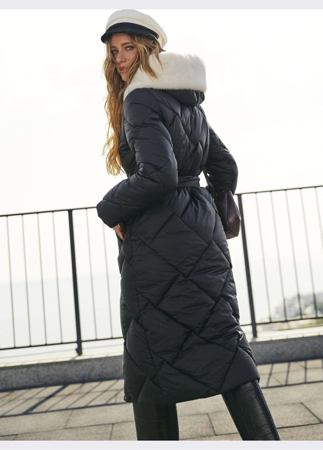 Чорна зимня довга зимова куртка з поясом чорна Dressa