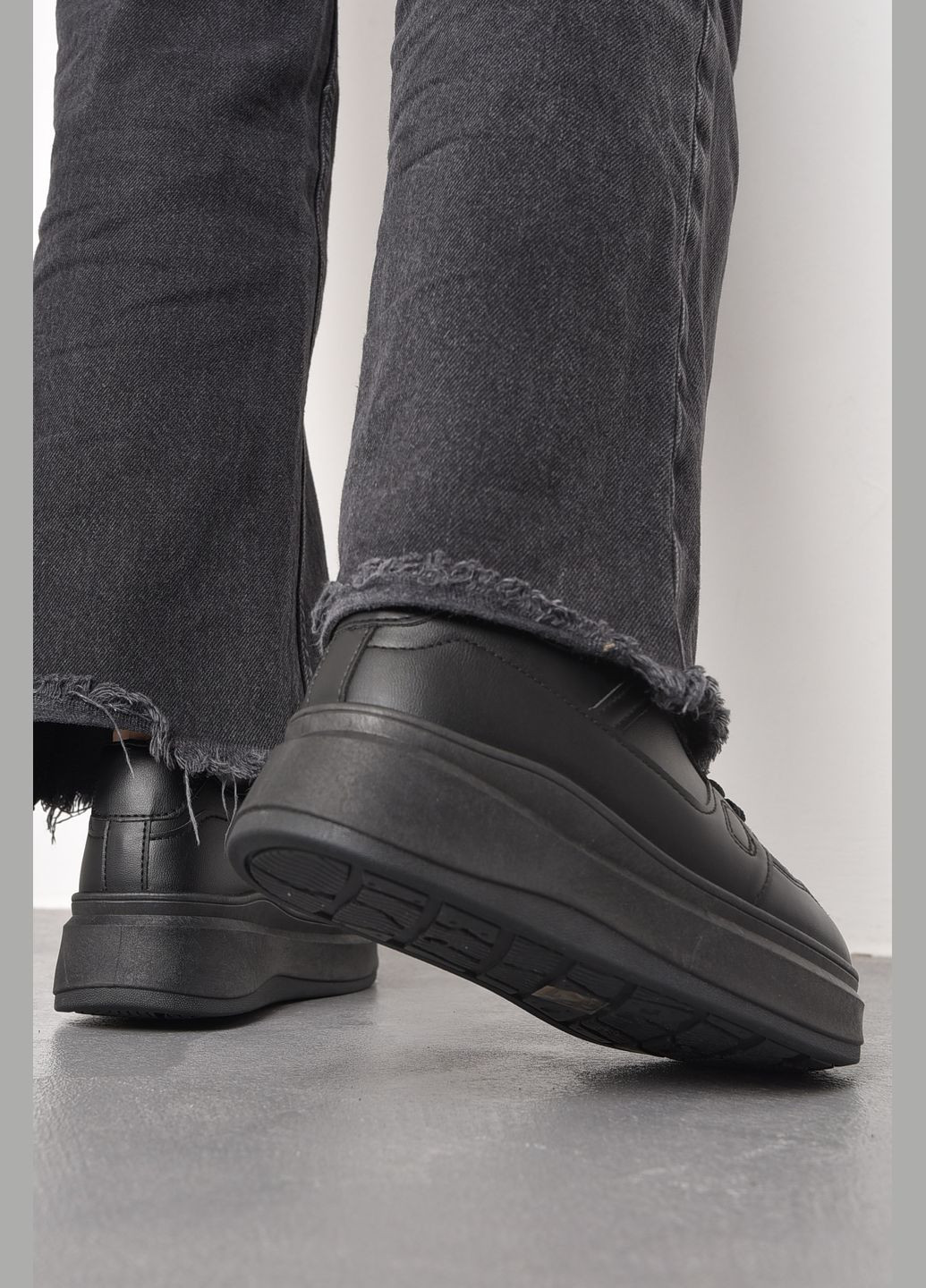 Черные демисезонные кроссовки женские черного цвета на шнуровке Let's Shop