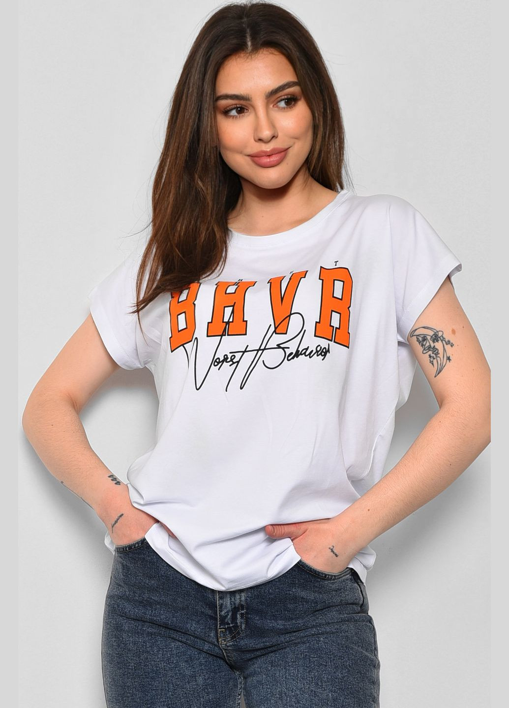 Белая летняя футболка женская полубатальная с надписью белого цвета Let's Shop