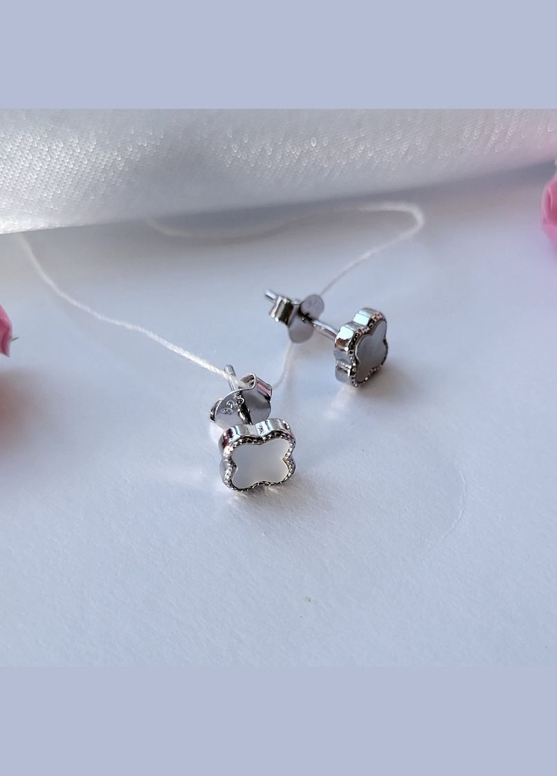 Серебряные серьги гвоздики на фиксаторах Цветок с Перламутром серебро 925 пробы Родированное с2п/1469 No Brand (306741373)