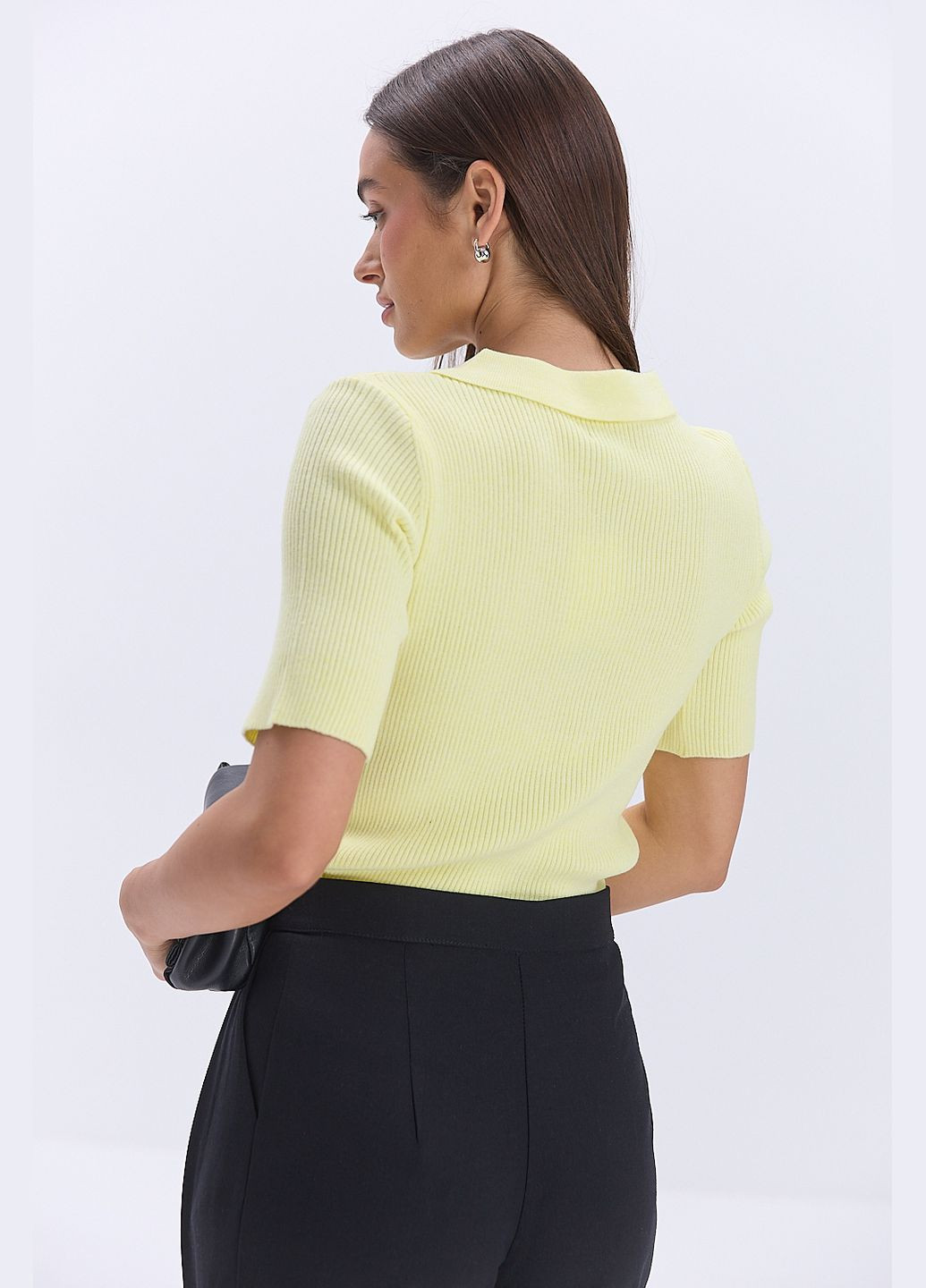 Жіноча в`язана футболка поло з блискавкою світло-бежева Arjen - (330988560)