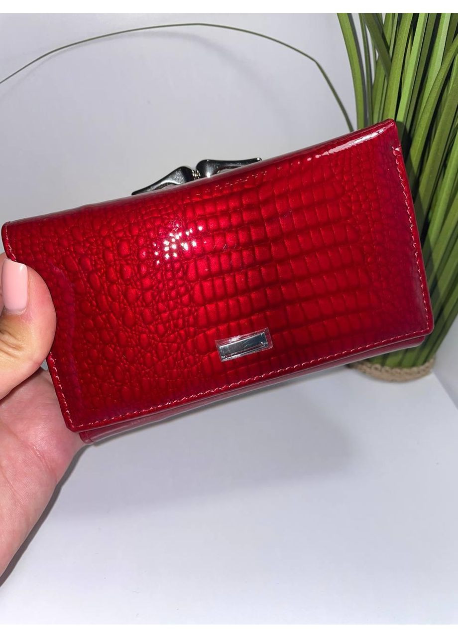 Шкіряний жіночий гаманець лаковий середнього розміру з монетницею зовні No Brand (370381598)