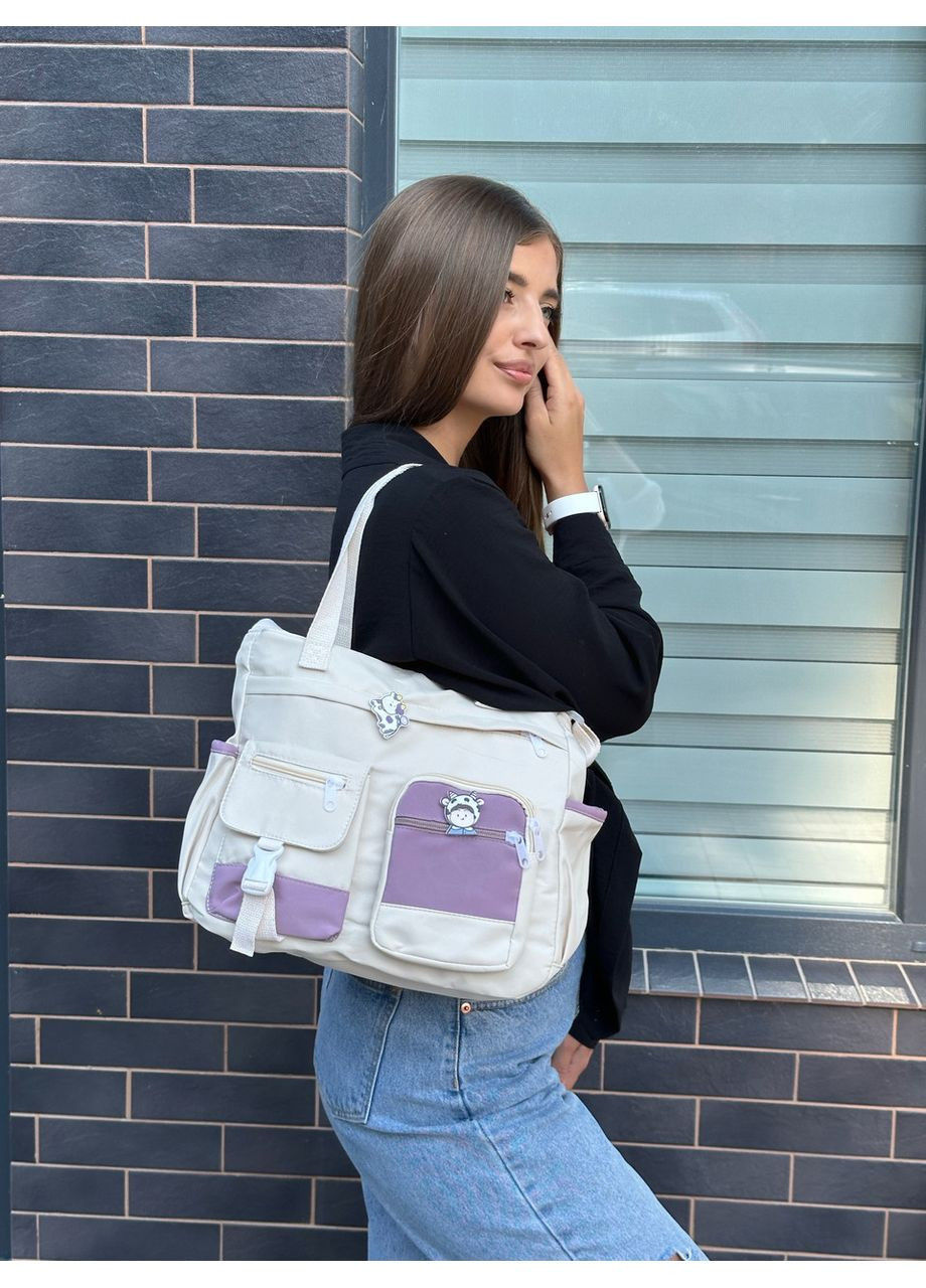 Сумка молодіжна жіноча через плече зі значками пудрова. Сумка тоут. Сумка месенджер. No Brand (351851342)