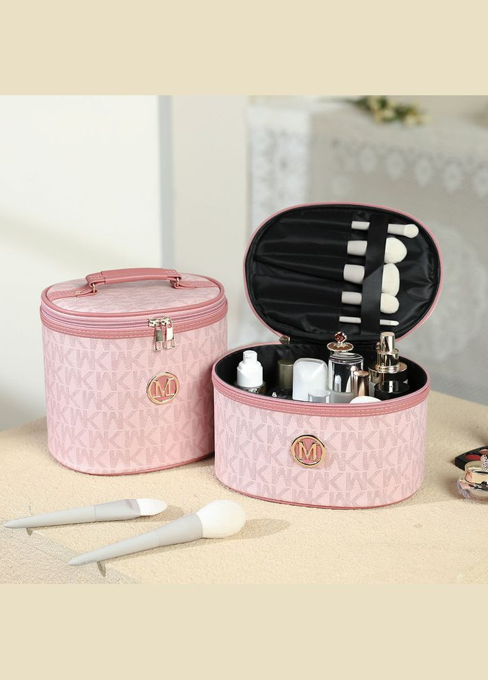 Стильна косметичка у формі витягнутої барильця рожевого кольору із символікою бренду Michael Kors No Brand (316580420)