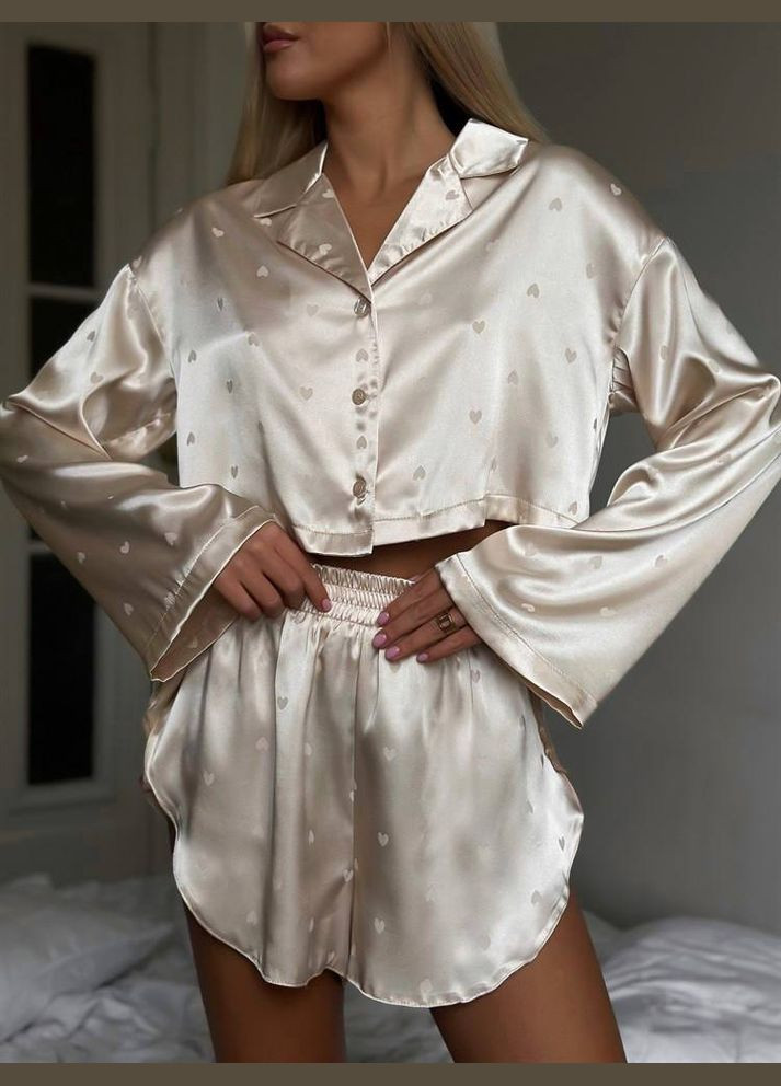 Бежевый демисезонный женский бежевый комплект для дома рубашка с шортами в сердцах из итальянского шелка. No Brand Комплект