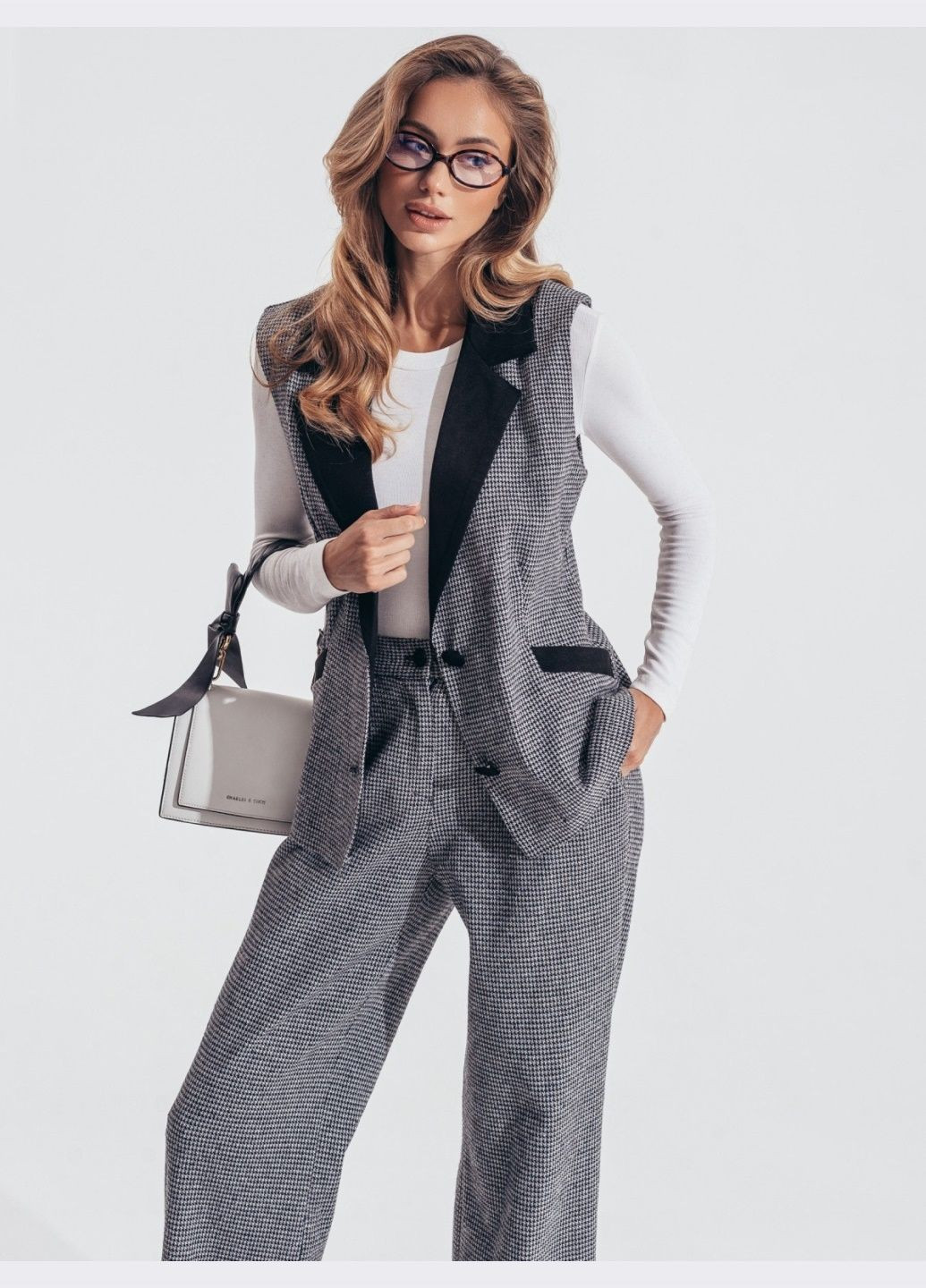 брючный костюм серого цвета в гусиную лапку Dressa (307929687)