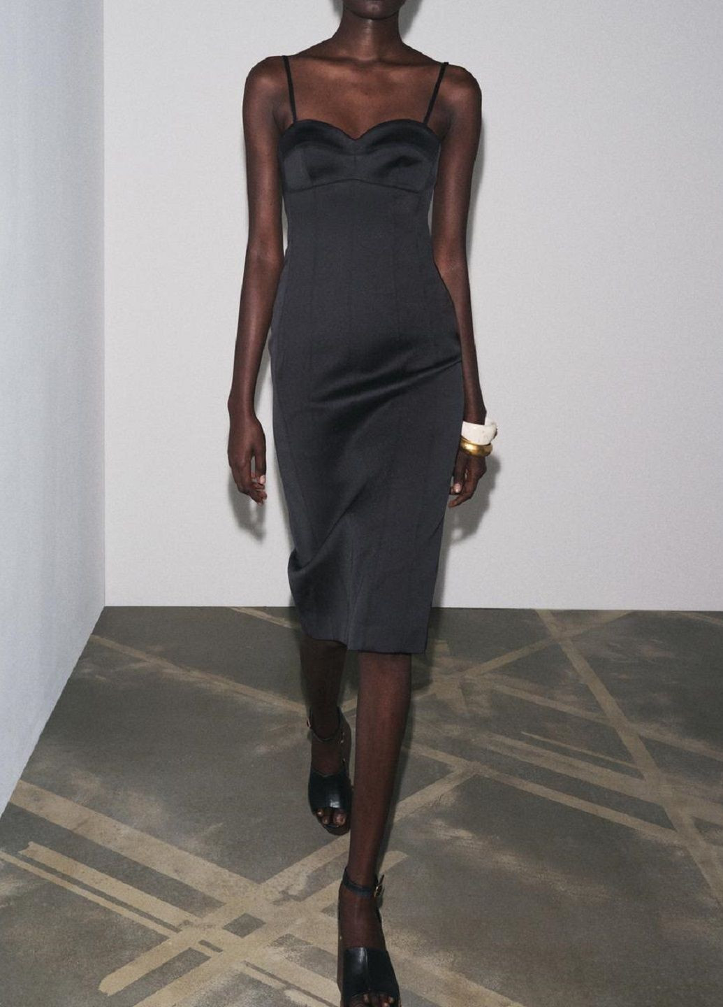 Черное коктейльное платье Zara однотонное