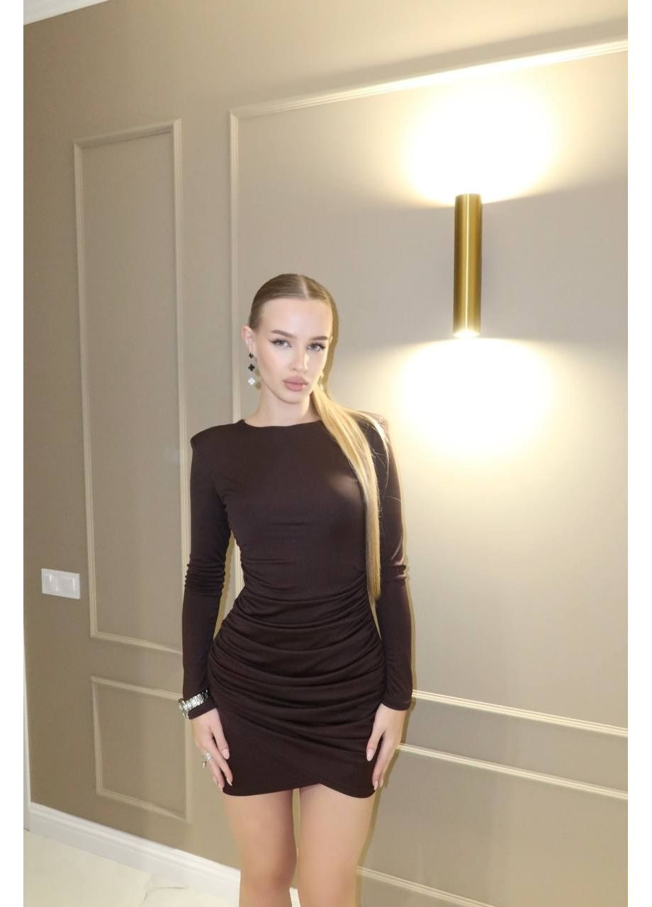 Коричнева святковий приталена сукня міні з довгими рукавами та драпіруванням MonCher