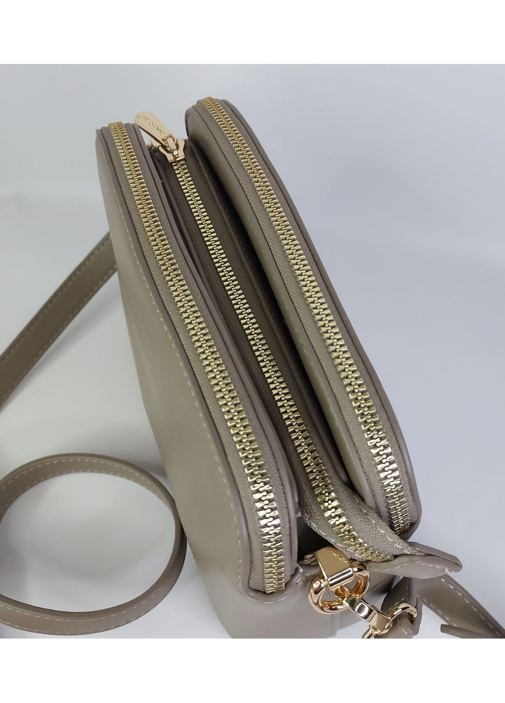 Женская сумка кросс боди на три отделения имела тауп David Jones (368774426)