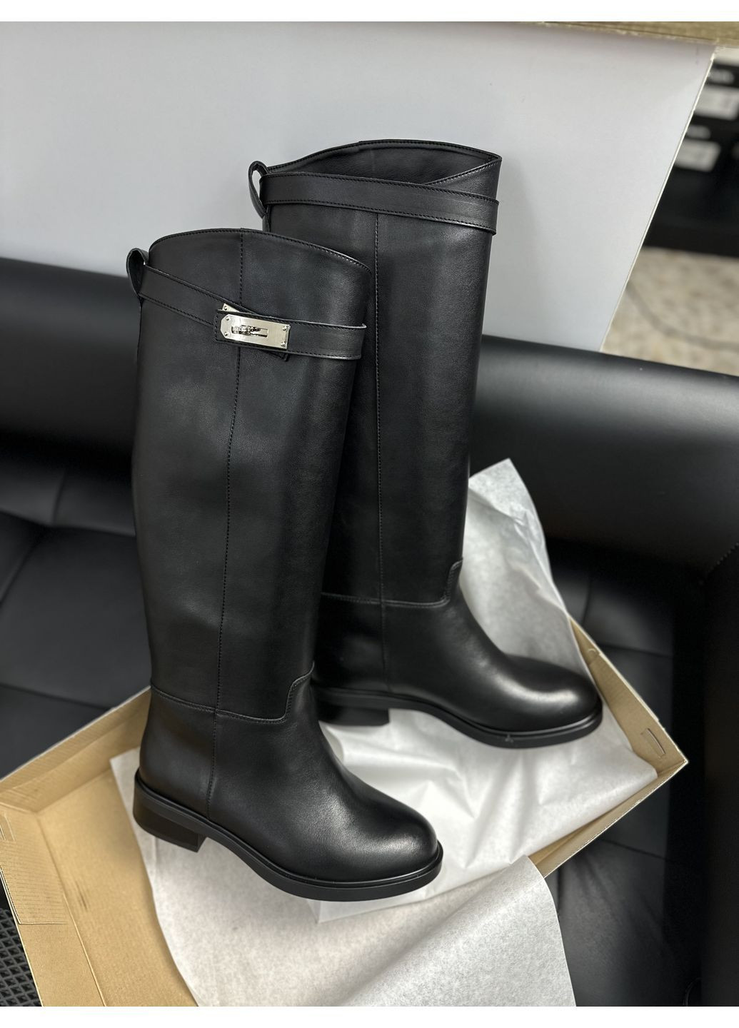 Зимние женские зимние сапоги. ботфорты Madiro с заклепками