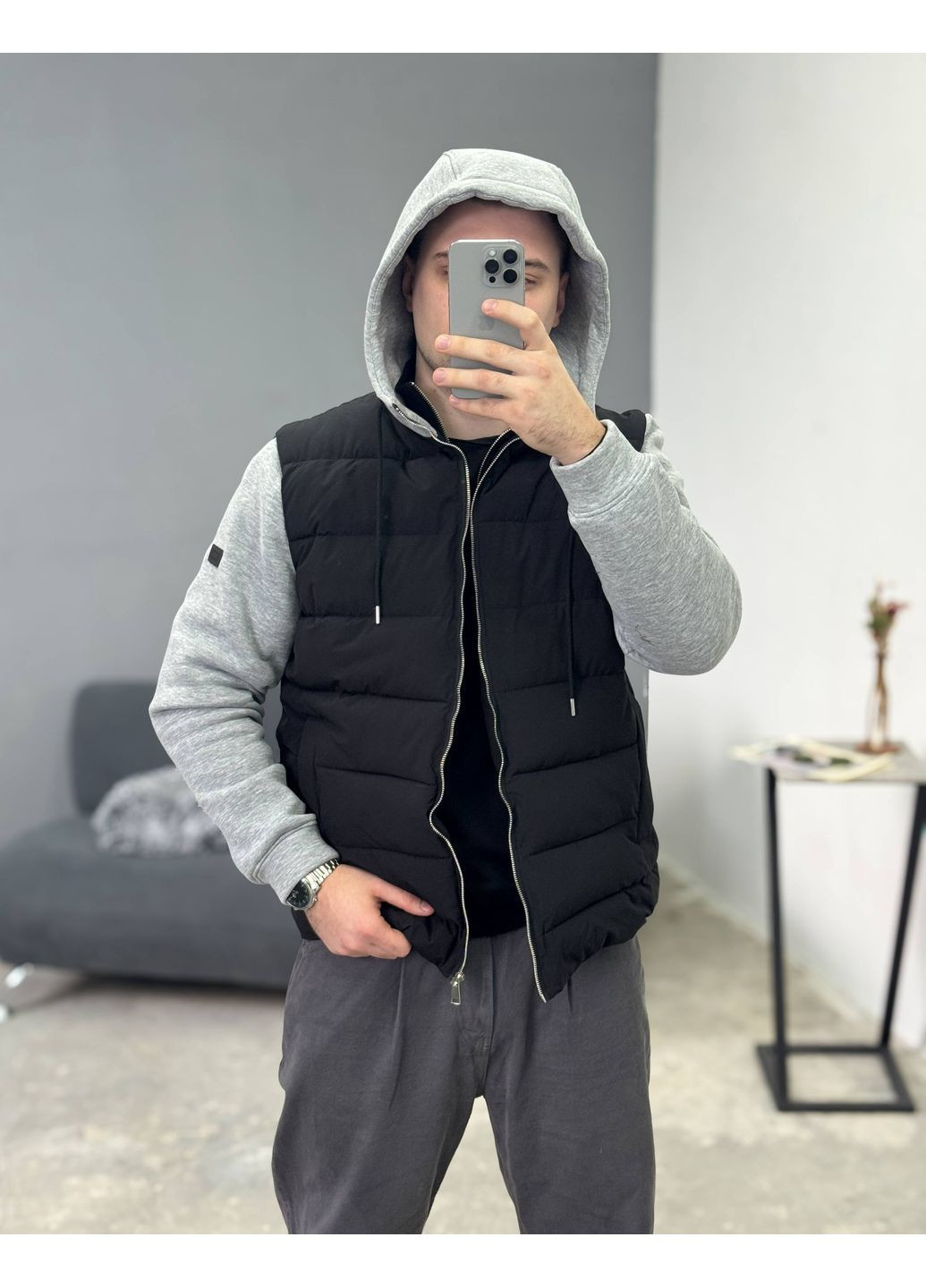 Сіра демісезонна куртка з трикотажними рукавами та капюшоном Україна