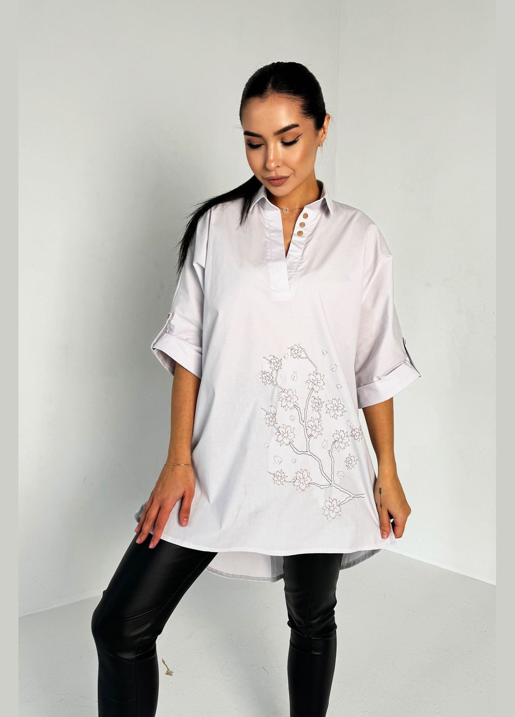 Світло-сіра неймовірна ніжна та стильна блуза-туніка із дизайнерською вишивкою INNOE Блуза-туніка