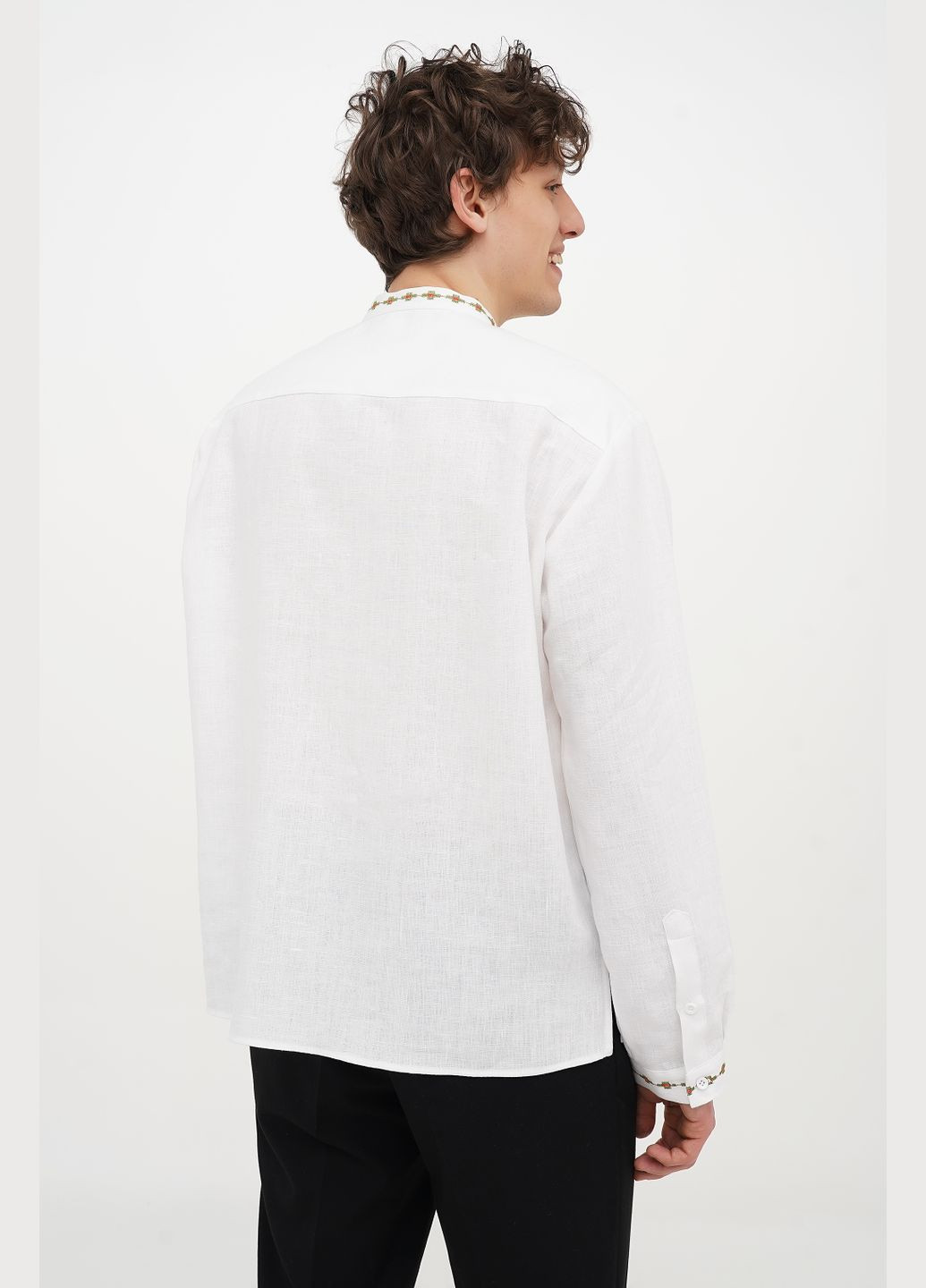 Белая мужская вышиванка с растительным орнаментом и калиной на пуговице марко. белый, р.52, код 9458/52/101 ГАЛЕРЕЯ ЛЬОНУ лен (333164750)