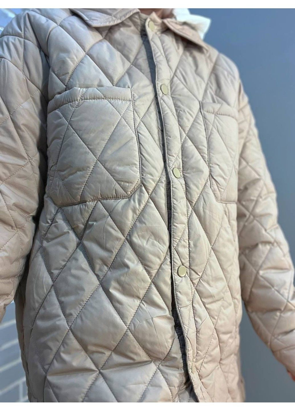 Бежевая демисезонная куртка женская 1870 длинная рубашка наложены карманы на кнопках трикотажный капюшон HAIZIYUAN