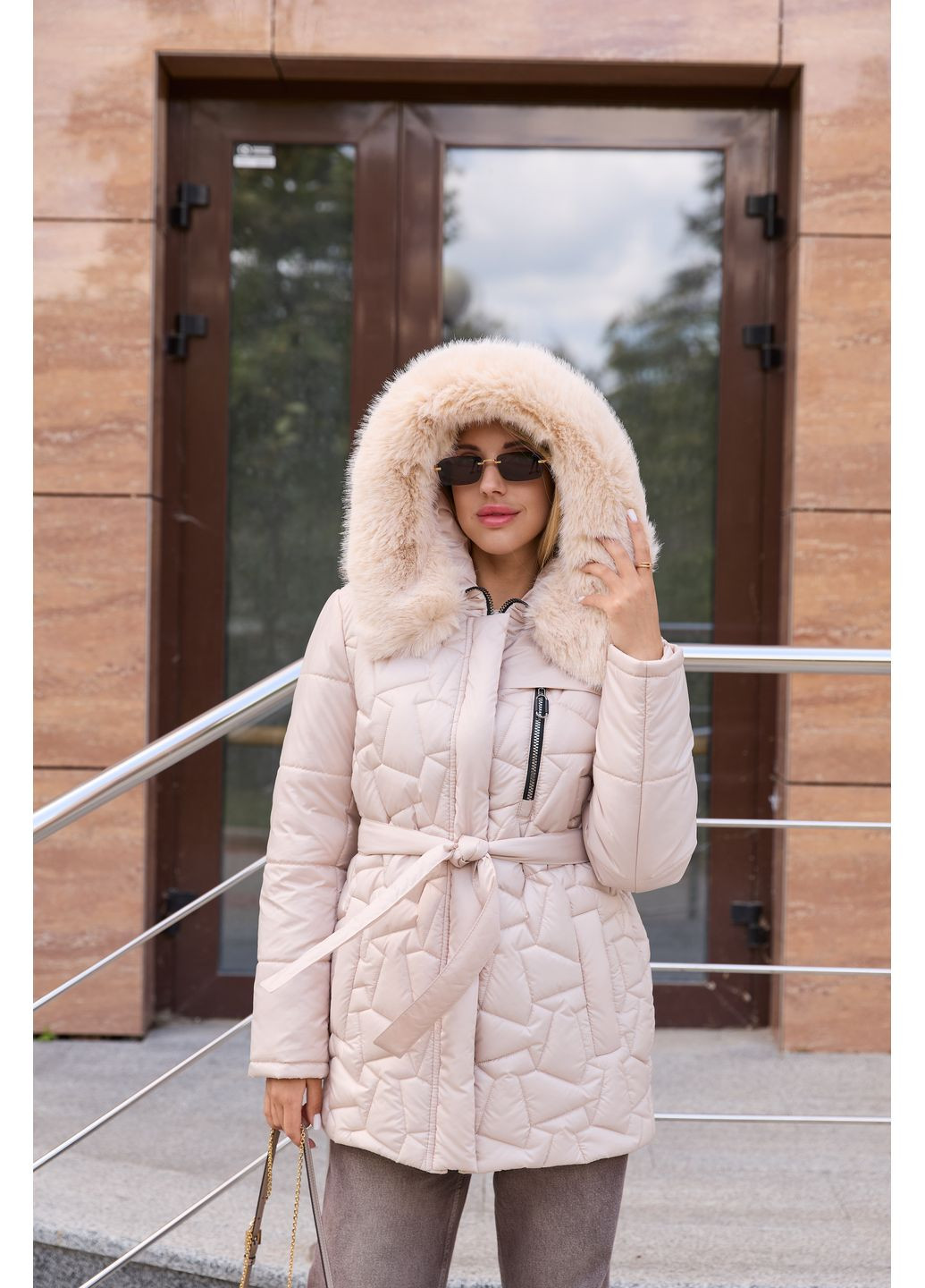 Бежевая зимняя куртка MN