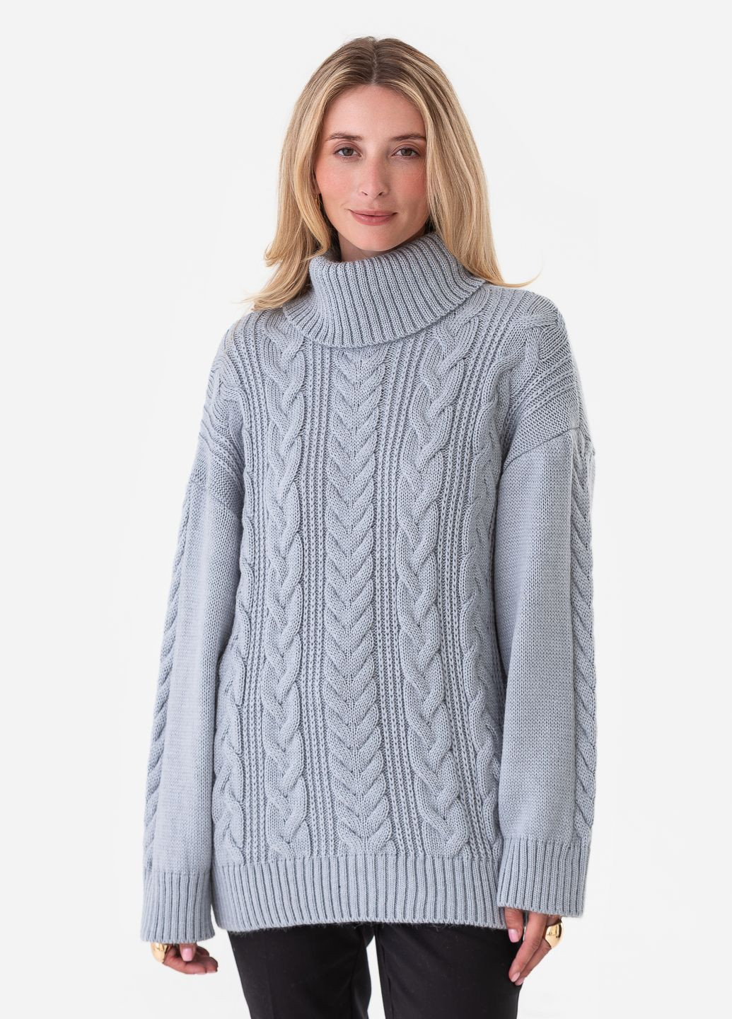 Світло-сірий жіночий светр об’ємної в'язки «косами» та коміром-гольф. SVTR