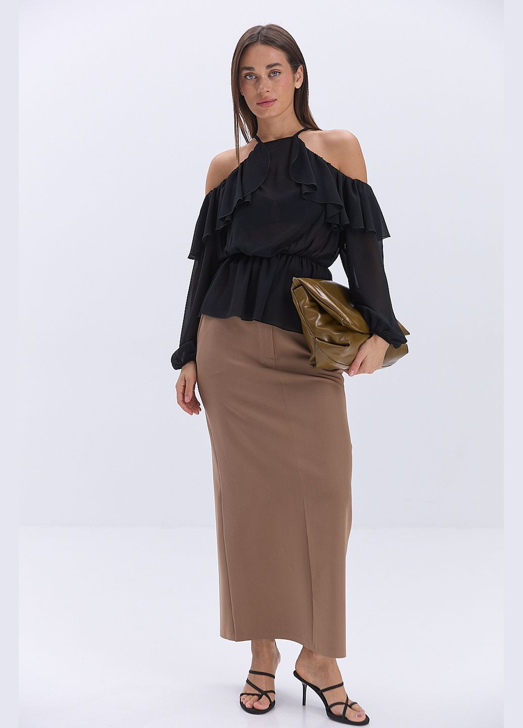 Чорна шифонова блуза з відкритими плечима і воланом Arjen