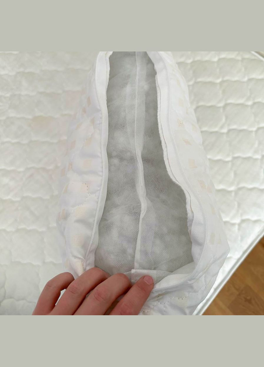 Подушка холлофайбер на блискавці 50х70 бежевого кольору NZ3 ODA (316080243)