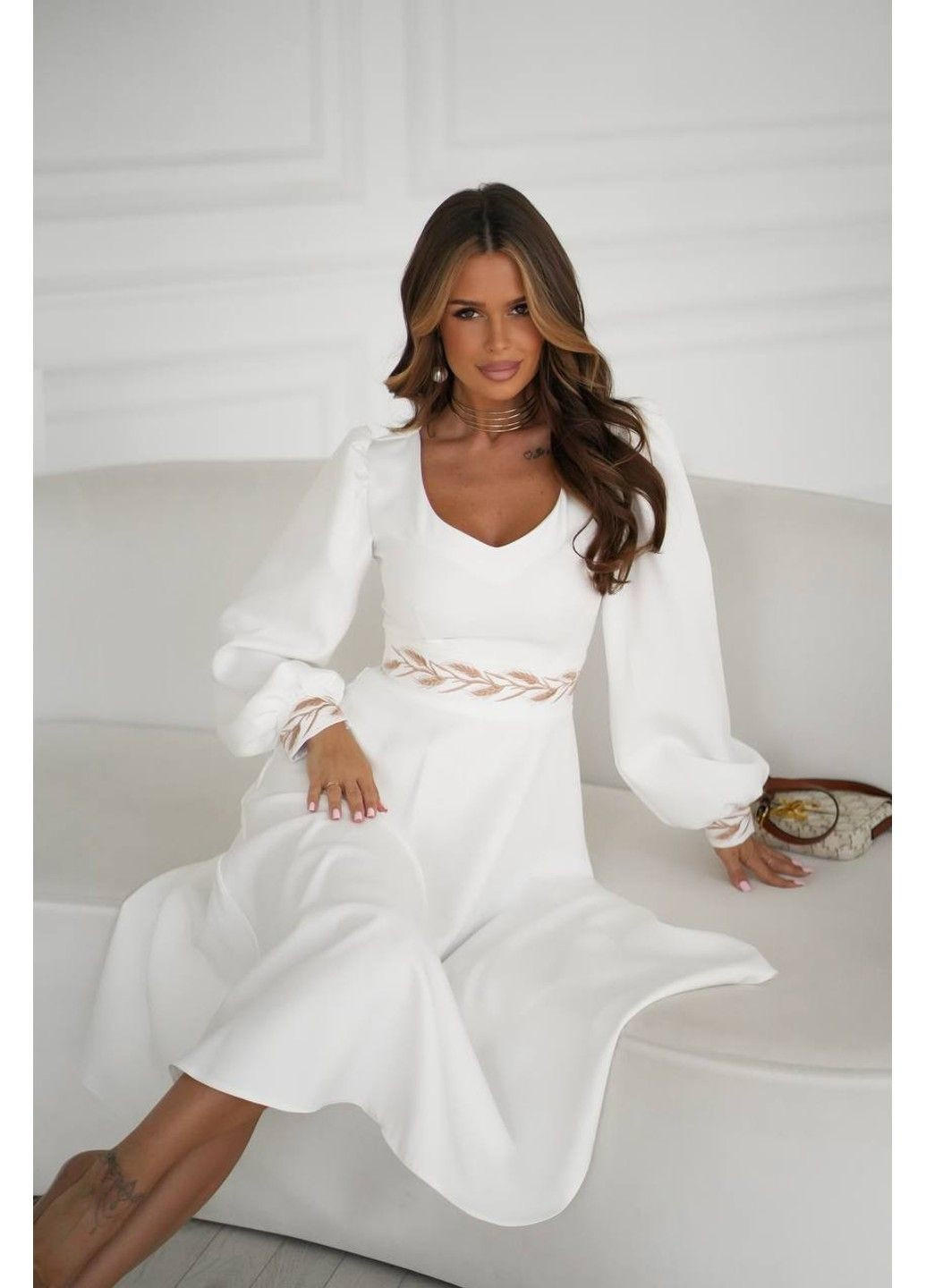 Молочна сукня з вишивкою на талії та манжетах мод. 7559 молочний Україна