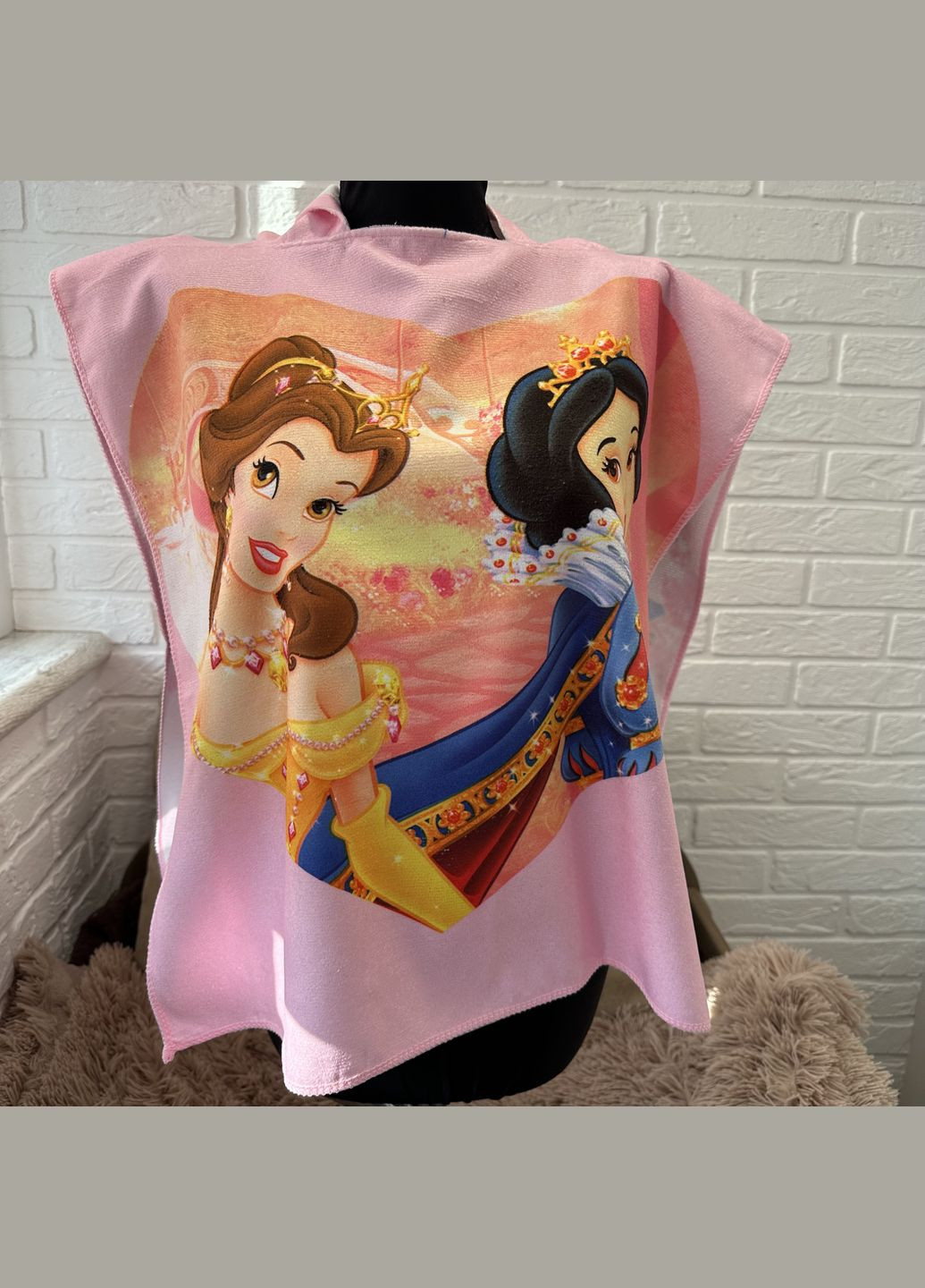 Пончо рушник для дітей рожевого кольору з малюнком "Принцеси". Дитячий рушник-пончо з капюшоном. No Brand (345064728)