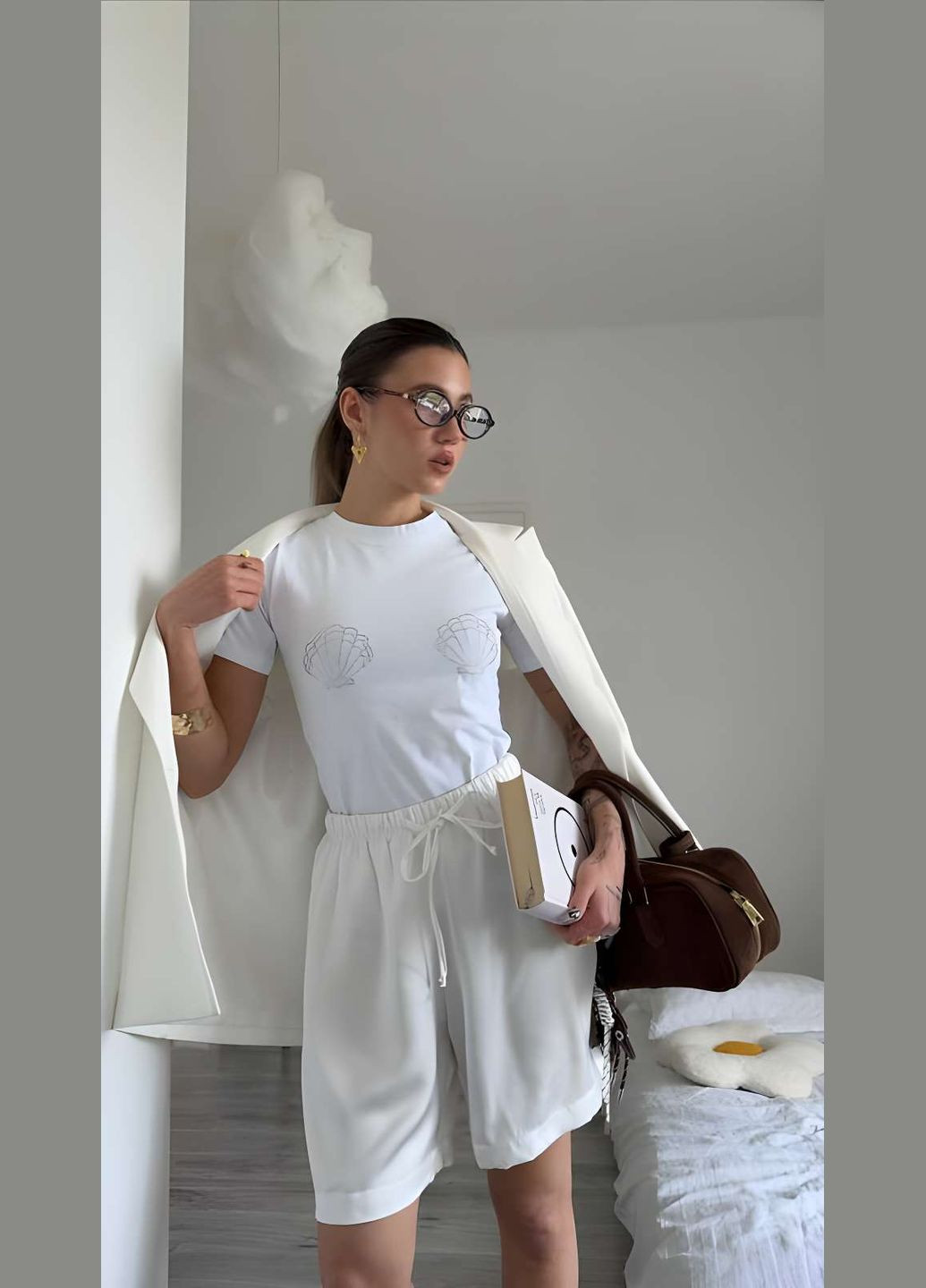 Жіноча якісна ніжна бавовняна футболка із мушлями на грудях стрази бавовна біла Україна - (339402777)