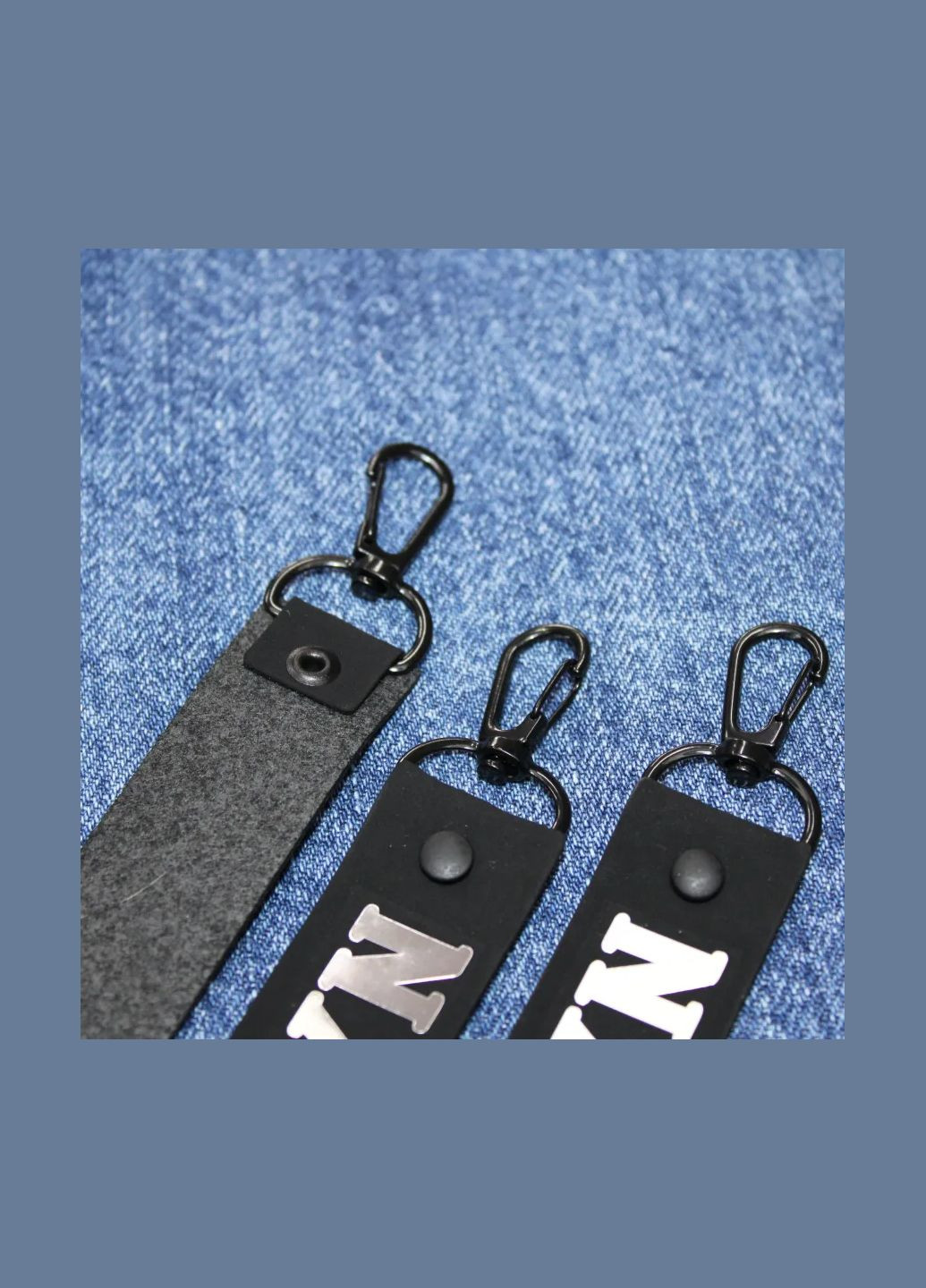 Подвеска с карабином "Brooklyn" черного цвета с серебряной надписью (2653) No Brand (335812715)