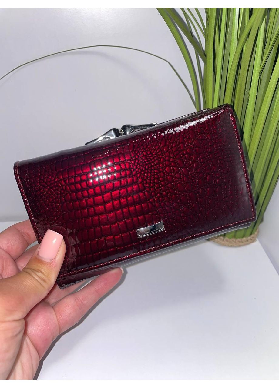 Кожаный женский лаковый кошелек среднего размера с монетницей снаружи. No Brand (370381505)