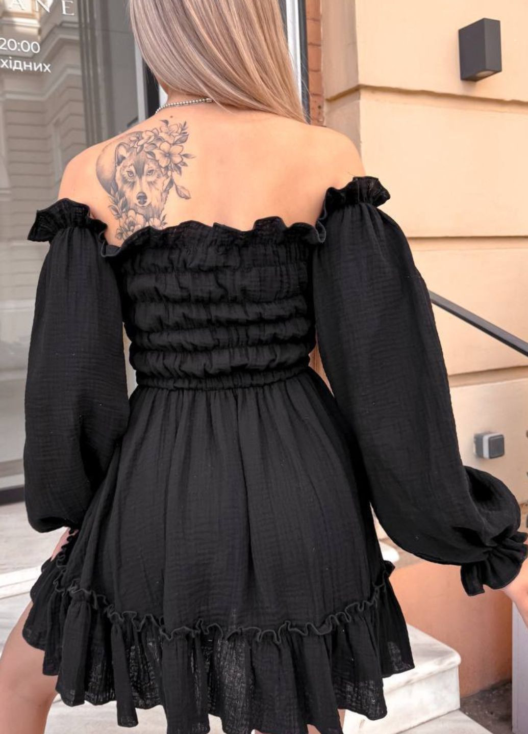 Черное повседневный мини платье с открытой спинкой с открытыми плечами Україна однотонное