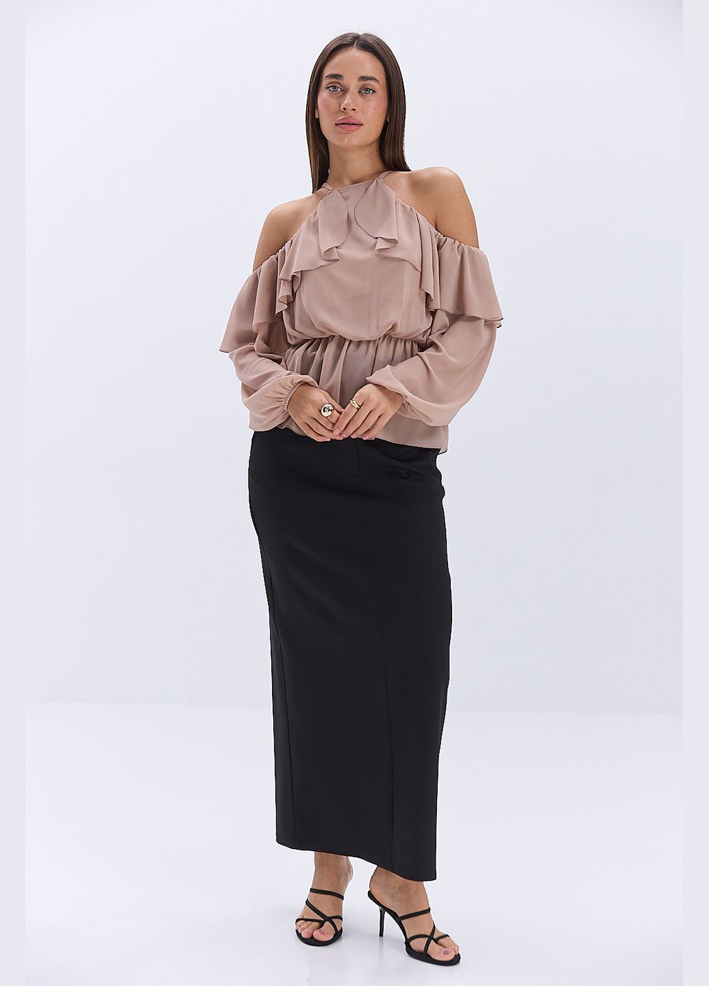 Бежевая шифоновая блуза с открытыми плечами и красным воланом Arjen